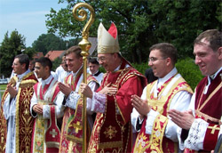 Erzbischof Leonard spendete 2007 in Wigratzbad für die Petrusbruderschaft die Priesterweihe