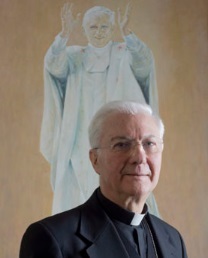 Piero Marini vor einer Darstellung des ungeliebten Benedikt XVI.