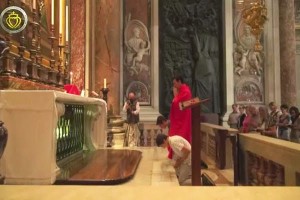Priester der Piusbruderschaft zelebriert Alte Messe im Petersdom (2014)