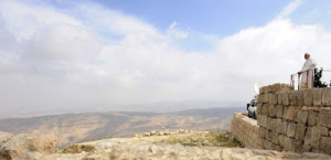 Papst Benedikt XVI. blickt vom Berg Nebo (Jordanien) in das Jordantal