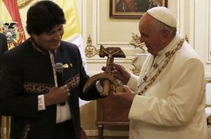 Papst Franziskus erhält von Boliviens Präsident Evo Morales ein Hammer-und-Sichel-Kreuz