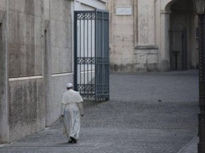 El Papa solitario: isoliert oder Selbstisolation?