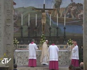 Papst Franziskus zelebriert in der Sixtinischen Kapelle ohne "Volksaltar" ad Dominum 
