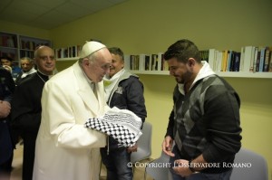 Papst Franziskus mit Asylanten in Castelnuovo di Porto (2016)