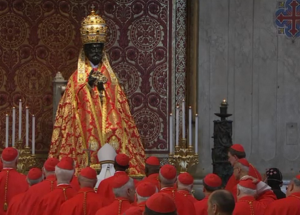 Petri Stuhlfeier: Papst Franziskus und versammeltes Kardinalskollegium im Petersdom