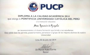 Vom Rektor unterzeichnete Urkunde der Universität von 2014, die sich trotz Aberkennung durch Rom "päpstliche" und "katholisch" nennt