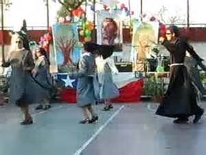 Vor dem Altar tanzende Ordensfrauen und Franziskaner bei Jugendtreffen 