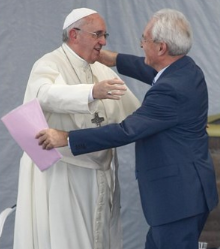 Pastor Traettino und Papst umarmen sich
